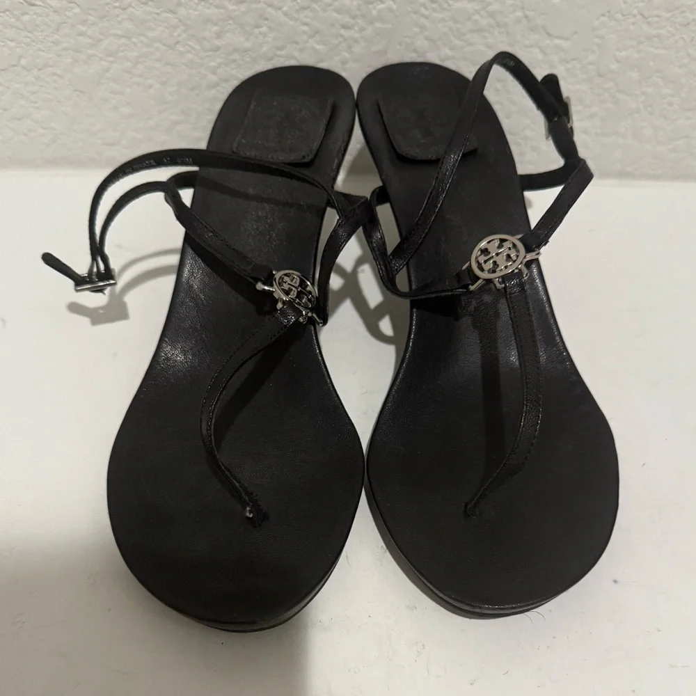 TORY BURCH Emmy Black Leather T-Strap Thong Sandals Kitten Heel Medallion Sz 9.5